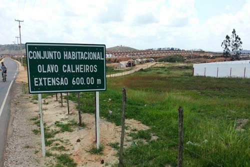 Moradores da Portelinha invadem casas da reconstrução em Murici