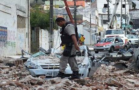 Muro desaba sobre veículo e deixa dois feridos; veja imagens