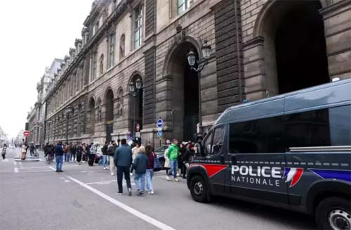 Roubo de jóias valiosas do Louvre em operação rápida e misteriosa