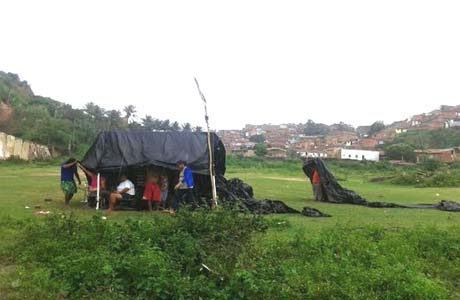 Famílias sem-teto ocupam terreno do Grupo JL em Mangabeiras, Maceió