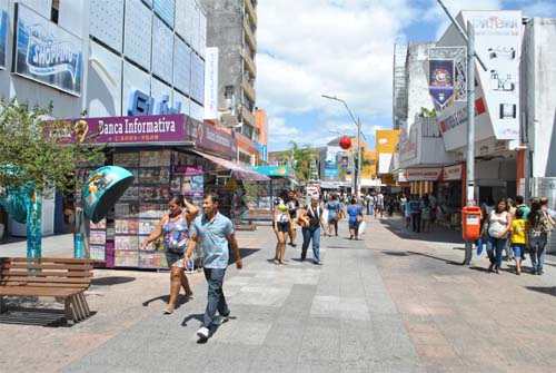 Confira o que abre e o que fecha no feriado desta quarta-feira (12)