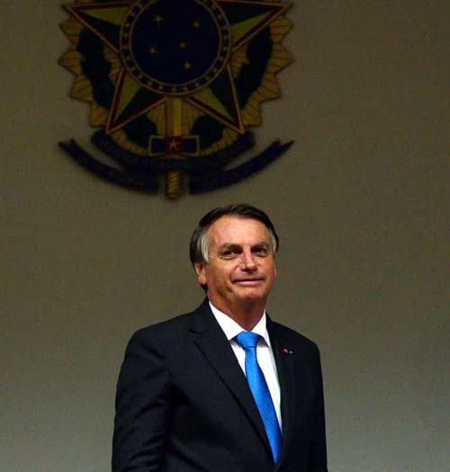 Bolsonaro assina ficha de filiação ao PL e sela casamento com Centrão