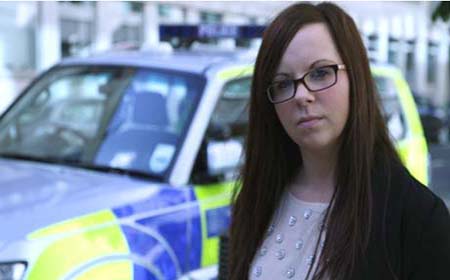 Jovem britânica condenada por 50 crimes relata por que resolveu ser policial