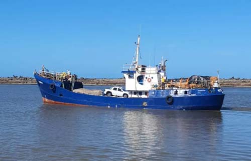 Navio de carga naufraga a caminho de Noronha