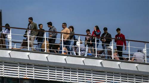 Navio de cruzeiro com 1500 passageiros retido em Barcelona porque 69 bolivianos têm vistos falsos