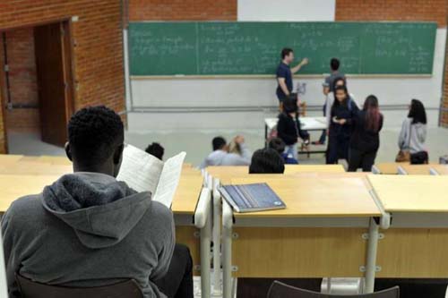 Pela 1ª vez, negros são maioria nas universidades públicas