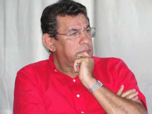 De acordo com uma filha, caso teria motivação política; pessoas que estavam dentro do veículo conseguiram escapar