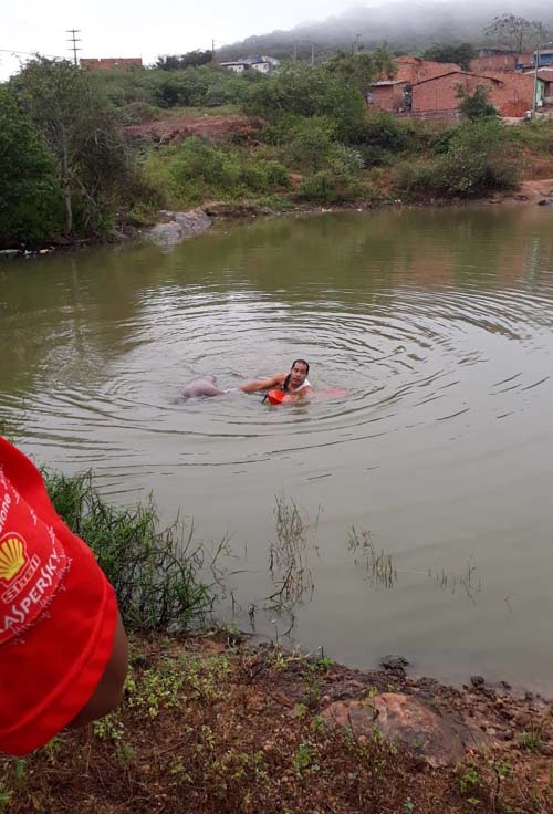 Corpo de funcionário de lava jato é localizado boiando em barragem no Sertão