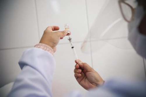 Alagoas recebe mais 32 mil doses e vacinará idosos de 75 a 77 anos contra a Covid