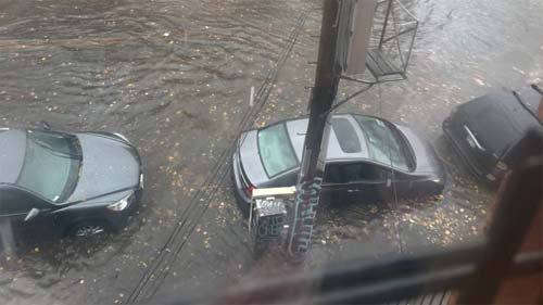 Intensas chuvas inundam ruas de Nova York nesta quinta-feira e causam caos