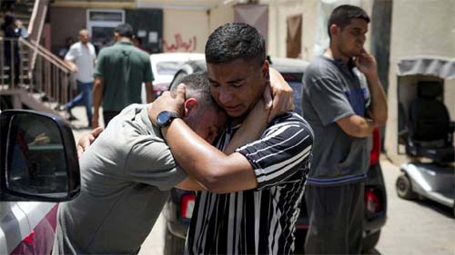 Ataque aéreo israelita contra escola transformada em abrigo mata pelo menos 29 palestinianos no sul de Gaza