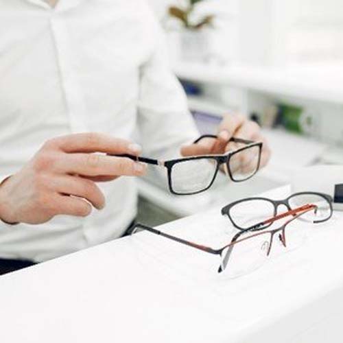 Óculos reduzem em 3 vezes chance de contrair covid, afirma estudo