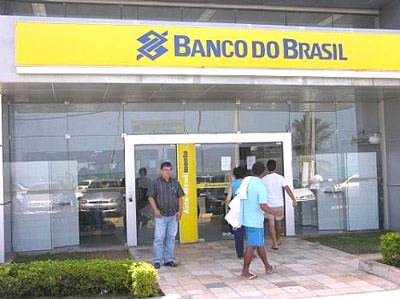 Bandidos rendem populares, cortam fiação de GPM e arrombam banco em Olivença