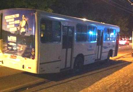 Adolescentes são linchados por populares após assaltar ônibus