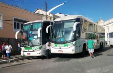 Com fuzis e metralhadoras, bando assalta três ônibus em comboio