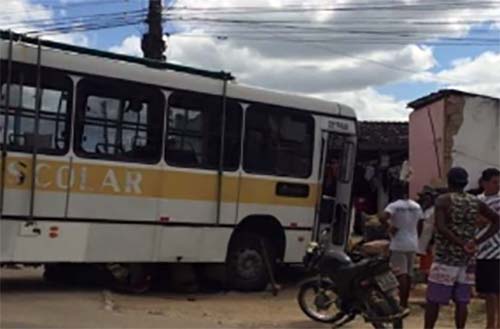 Ônibus estacionado se movimenta sozinho e invade casa em Cajueiro em Alagoas