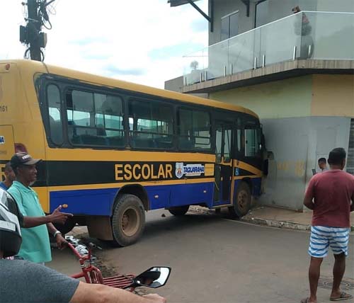Ônibus escolar desgovernado atinge prédio no Centro de Taquarana