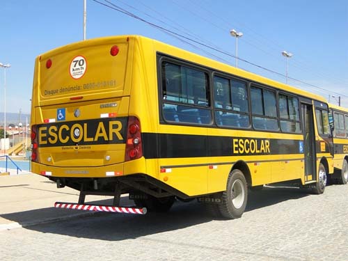 Adolescente é ferida com golpes de estilete em ônibus escolar