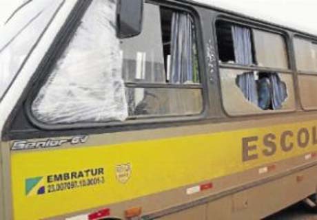 Ônibus com estudantes é atingido por tiros na zona rural de Alagoas