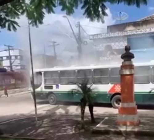 Incêndio em ônibus gera pânico entre passageiros em Rio Largo