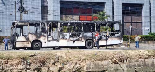 Ônibus com mais de 60 passageiros pega fogo em Maceió