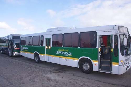 Ônibus Universitário realiza o sonho de centenas de alunos em Palmeira