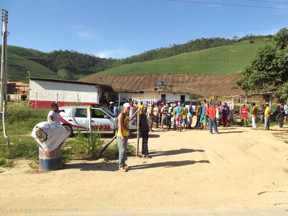 Tumulto em Rocha Cavalcante: construtora não paga operários que criam pequeno tumulto. PM está no local