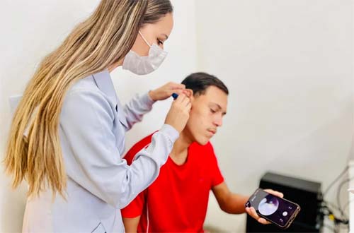 Queda de temperatura aumenta casos de otite em crianças, alerta especialista