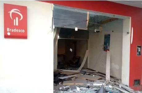 Quadrilha explode caixa eletrônico em Ouro Branco