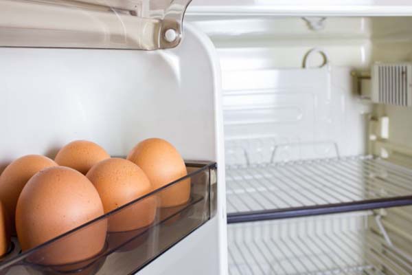 Descubra por que você não deve guardar seus ovos na geladeira