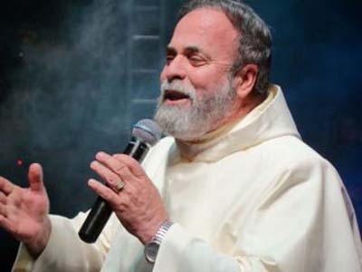Padre Antônio Maria é feito refém em invasão de mosteiro em Jacareí 