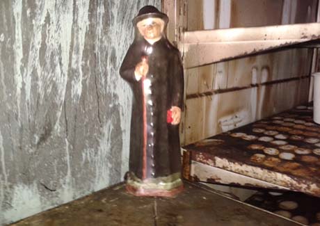 Imagem de Padre Cícero não queima em incêndio de mercadinho e intriga deodorenses