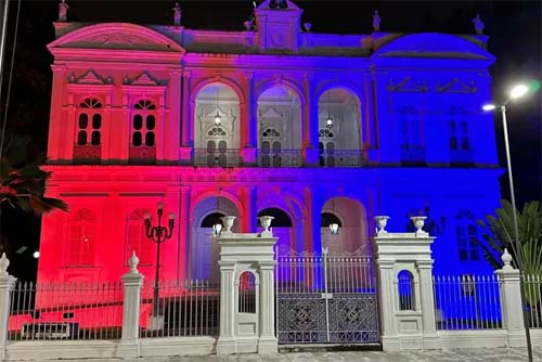 Palácio dos Mártires ganha iluminação especial em homenagem à França e Alagoas