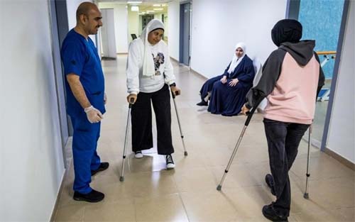 Jovens palestinos mutilados enfrentam desafios físicos e psicológicos após a guerra em Gaza