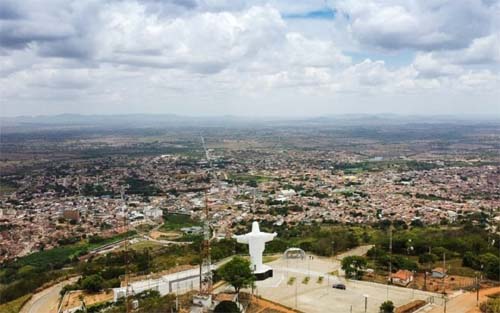 Homem é espancado por populares após agredir e manter companheira em cárcere privado em Palmeira dos Índios