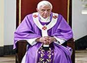 Emoção, respeito e admiração de fiéis marcam penúltimo Ângelus de Bento XVI