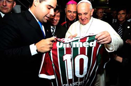 No Rio, Papa Francisco recebe camisa 10 personalizada do Fluminense