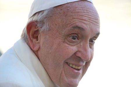 Papa demite chefe de comunicação do Vaticano por escândalo sobre carta de Bento 16