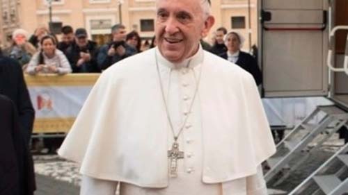 Papa Francisco passa bem após cirurgia no intestino, afirma boletim médico