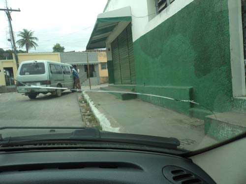 Polícia procura o bandido 'Mancha' que quebra pára-brisas além de danificar carros estacionados na rua