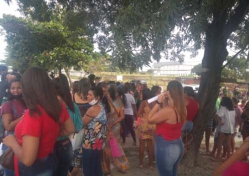 Parentes de reeducandos protestam por retorno das visitas no presídio e fecham BR-104