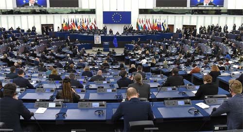 Escândalo de corrupção no PE: eurodeputados falam em nuvem negra