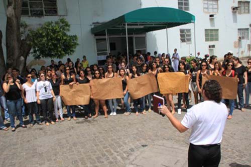 Professores da Uncisal fazem passeata e anunciam greve