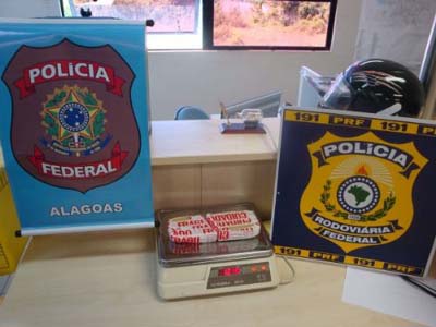 PRF:Mulher é presa com 1 kg de pasta base de cocaína em AL
