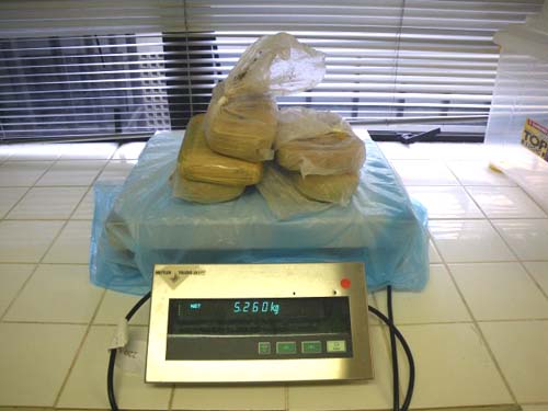 PRF prende rapaz em União dos Palmares que conduzia em ônibus mais de 5 kg de pasta de cocaina