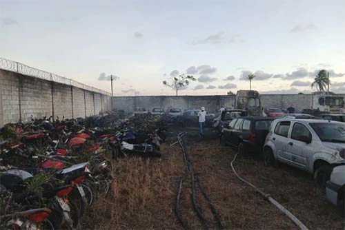 Incêndio de grandes proporções devasta mais de uma centena de veículos no depósito da Polícia Civil em Rio Largo