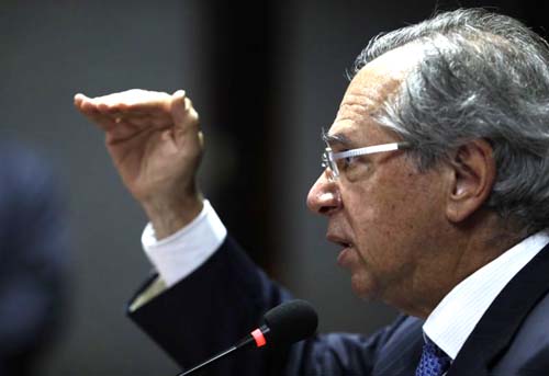 Guedes quer que novos servidores esperem dez anos para conseguir estabilidade