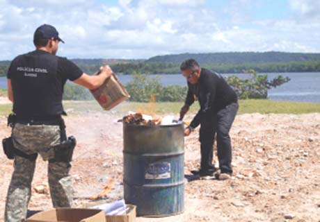 Polícia Civil incinera 50 kg de drogas apreendidas com menores na capital