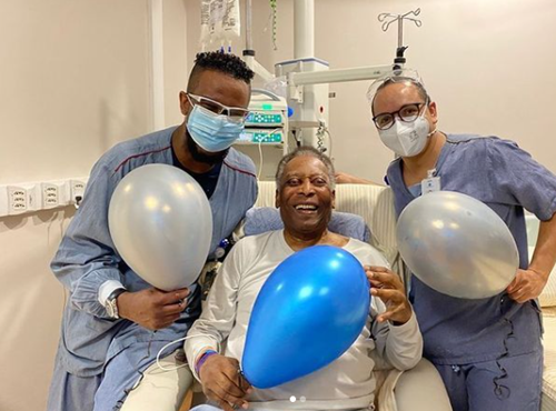 Pelé recebe alta hospitalar após um mês internado em São Paulo