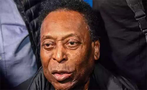 Cercado por familiares, Pelé completa um mês de internação em São Paulo